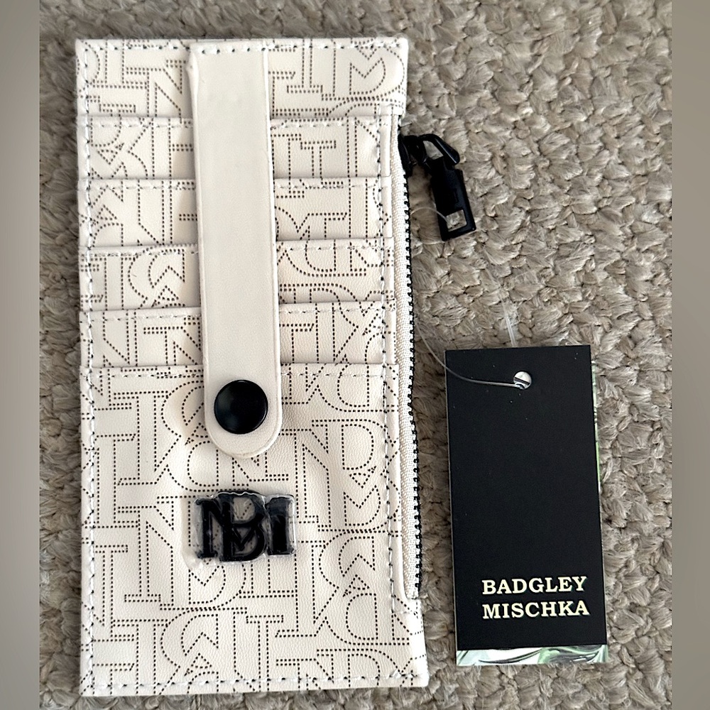 ❤️ NWT New Badgley Mischka Beige Credit Card Holder with Tab Vegan